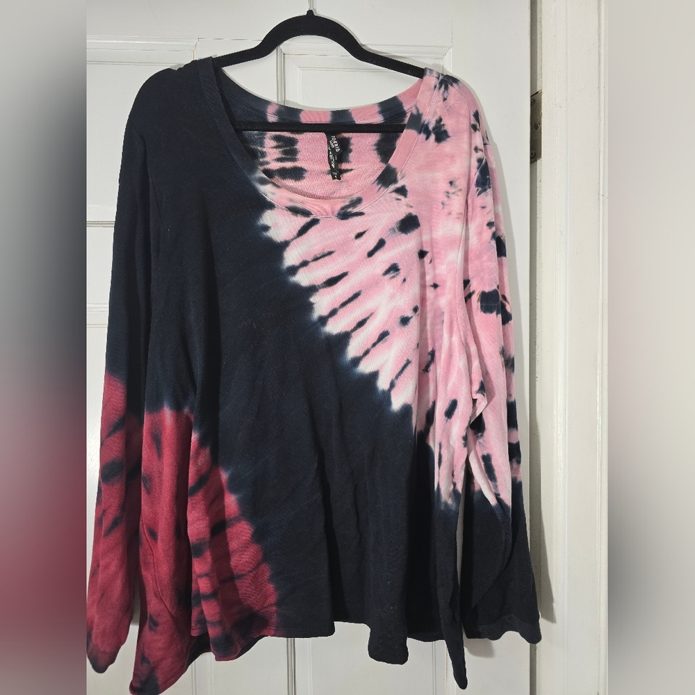 Torrid Sz 4 Pink and Black Tie-Dye Long Sleeve Shirt